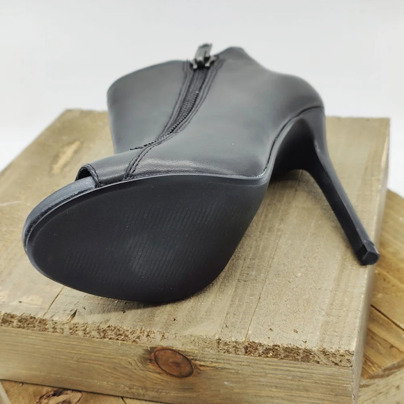 Steve Madden Bootie / Black / Zip Entry / Fits 6.5 Best - Picture 2 of 5